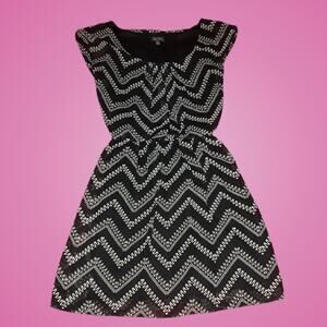 New Juniors Medium Lily Rose Black & White Chevron Belted Dress